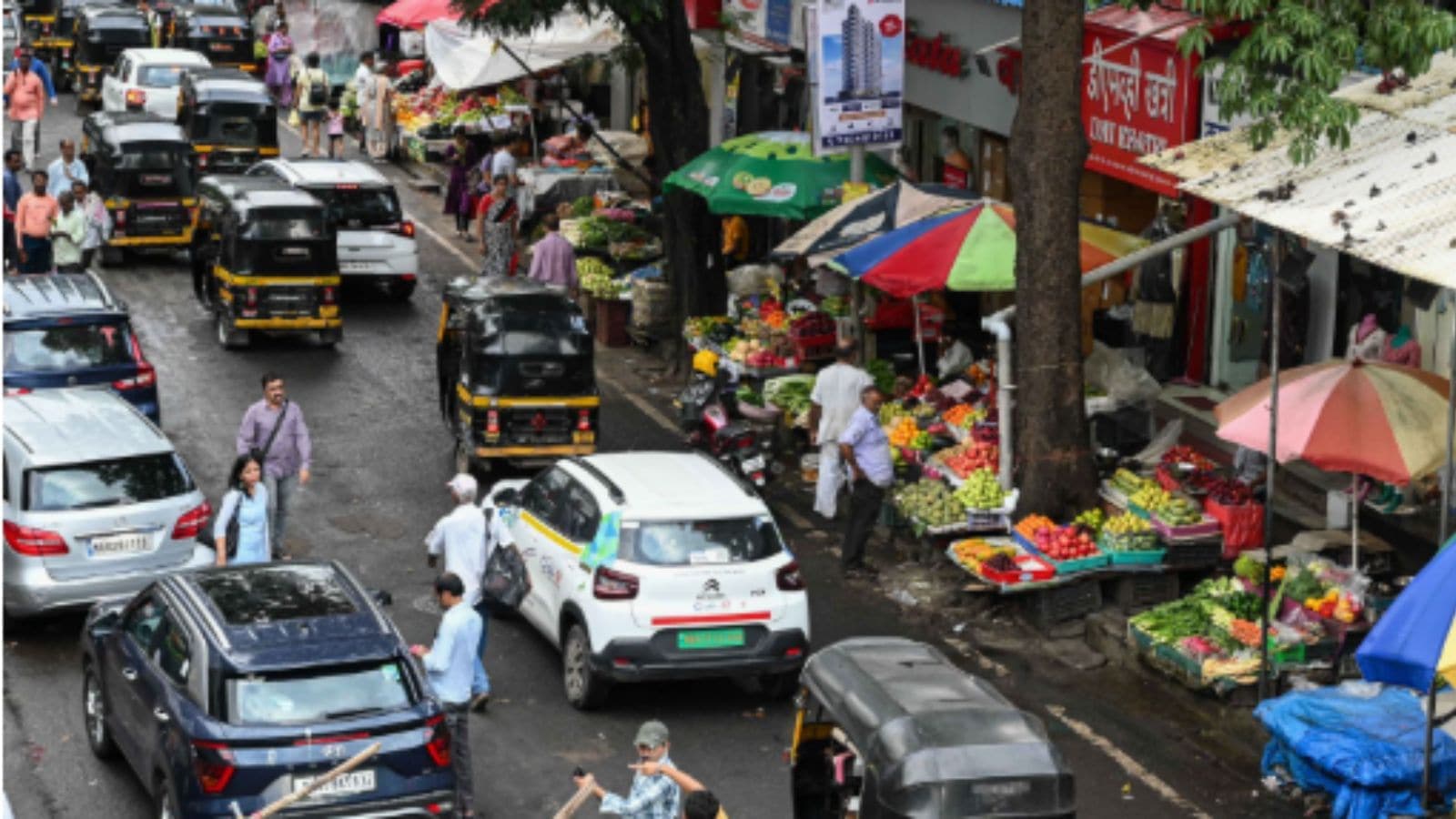 Mumbai Hawkers Continue Encroaching Footpaths and Roads Amid No Policy